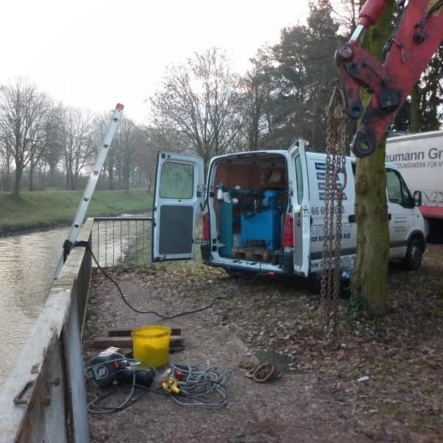 Reparaturarbeiten an einer Wehranlage