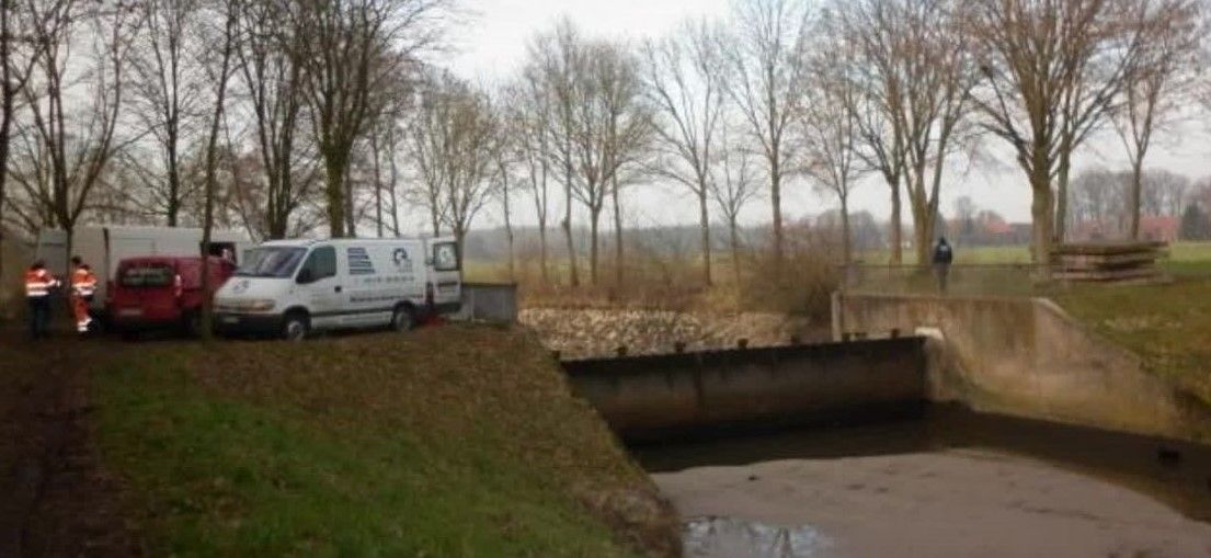 Reparaturarbeiten an einer Wehranlage