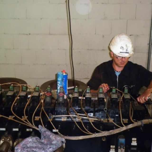 Revisionsarbeiten an einer Schrottschere