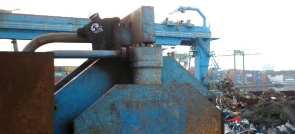 Revisionsarbeiten an einer Schrottschere