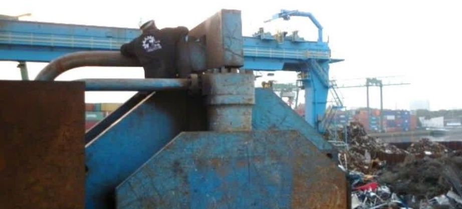 Revisionsarbeiten an einer Schrottschere